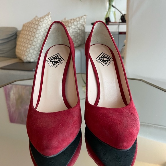 Red sued heels - Picture 3 of 4